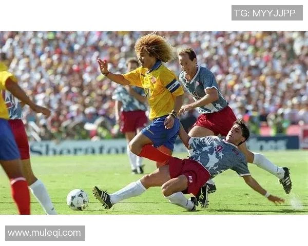 足球球星亲自驾三轮车街头奔波引关注网友纷纷点赞和热议