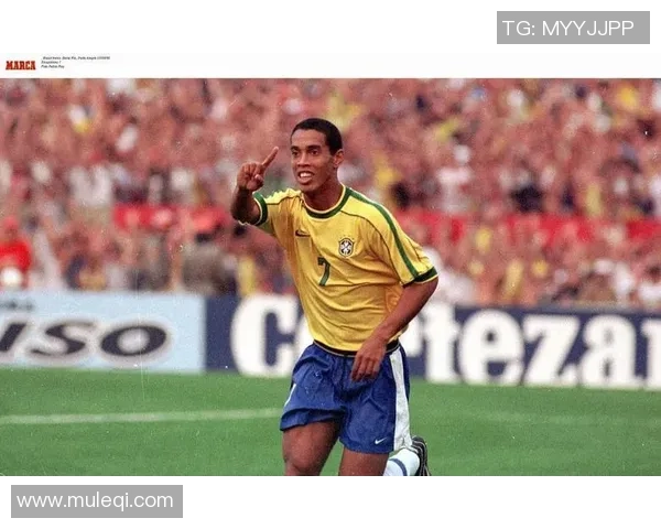 足球球星辉煌历程揭秘：从青涩少年到全球偶像的荣耀之路